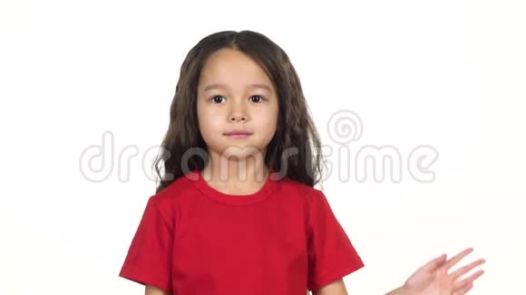 小女孩用手在白色背景上挥手慢动作视频的预览图