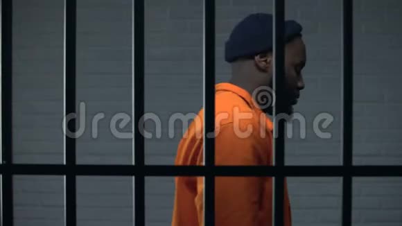 紧张的黑人囚犯在牢房里行走在单独的牢房里服役毒贩视频的预览图