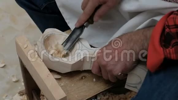 用手工制作木勺工具的工匠的手的俯视图一个木工在他的车间工作视频的预览图