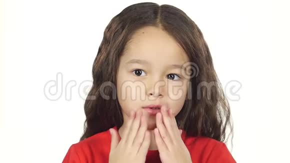 特写儿童在白色背景下做空气亲吻慢动作视频的预览图