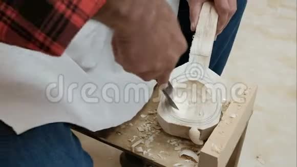 匠造木雕造勺用木工工具特写男性手工作的那个人使用尖刀视频的预览图