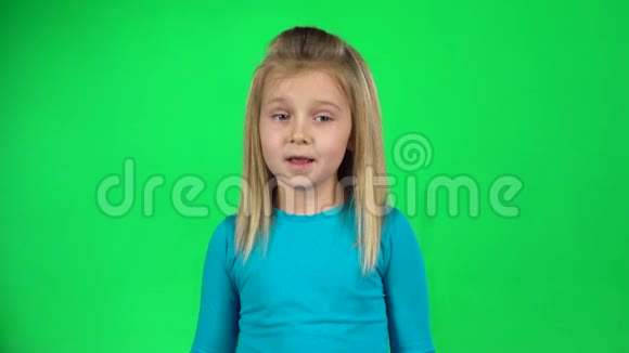 有趣的儿童姿势显示了恐惧的情绪在绿色背景慢动作视频的预览图