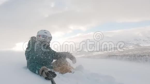 滑雪者坐在上坡和锁定坐骑在暴风雨的一天拍摄在戈普罗英雄8黑色框架拍摄在一个自由视频的预览图