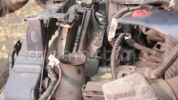 在修理SUV发生车祸之前工人对发动机的散热片和发动机的冷却风扇进行了拆卸视频的预览图