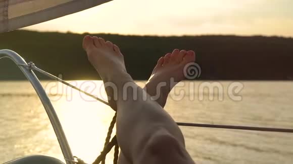 年轻女子在帆船上抬起双腿视频的预览图