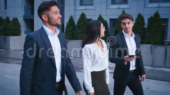 有吸引力的年轻商务人士离开办公楼休息时一起散步在中央企业工作视频的预览图