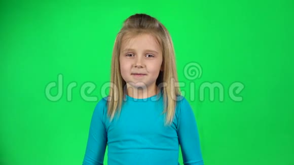 有趣的儿童姿势显示了恐惧的情绪在绿色背景慢动作视频的预览图