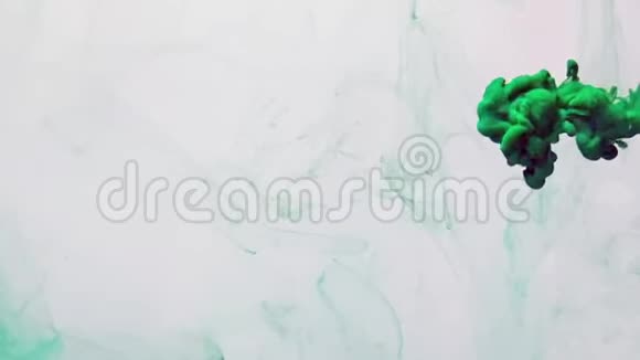 在白色背景上缓慢移动绿色水彩墨视频的预览图