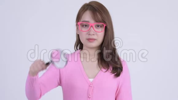 年轻快乐的亚洲书呆子玩放大镜的脸视频的预览图