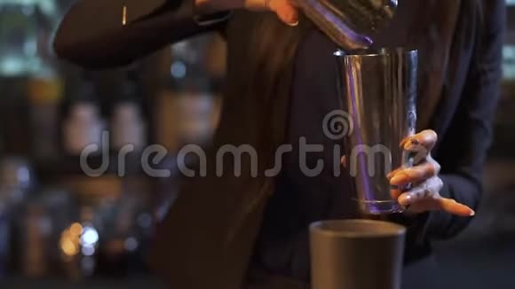 年轻女子调酒师把饮料倒在摇椅里摇晃视频的预览图