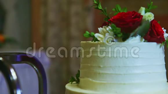 白色婚礼蛋糕和红玫瑰的特写全景视频的预览图