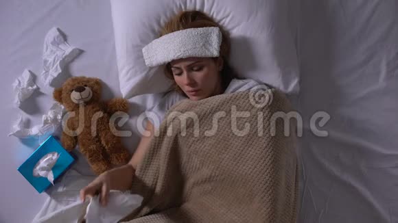 孤独的女人抱着玩具熊躺在床上用压缩和组织视频的预览图