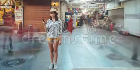 时髦女游客戴着智能手机的创意时间推移视频的预览图
