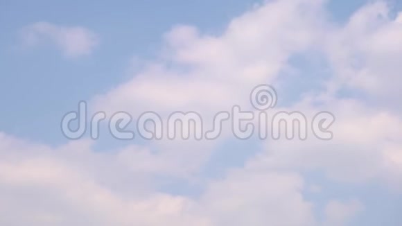 美丽的白色蓬松的云飞机飞过云层时间的流逝视频的预览图