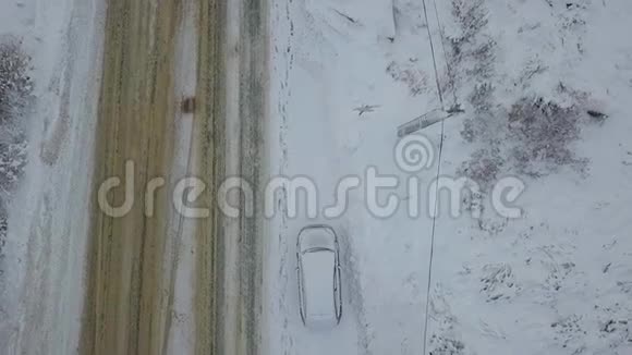被困在雪地里的破车视频的预览图