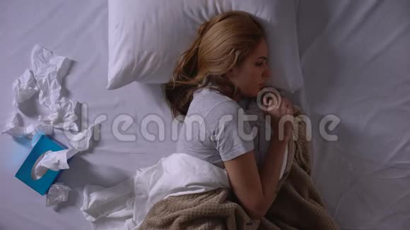 沮丧的女人大声哭泣躺在床上抚摸床单痛苦的失去视频的预览图