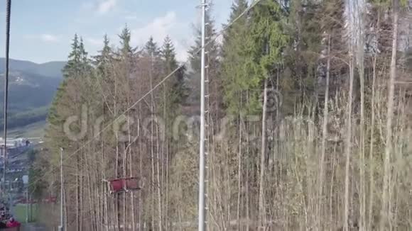 滑雪缆车到春山视频的预览图
