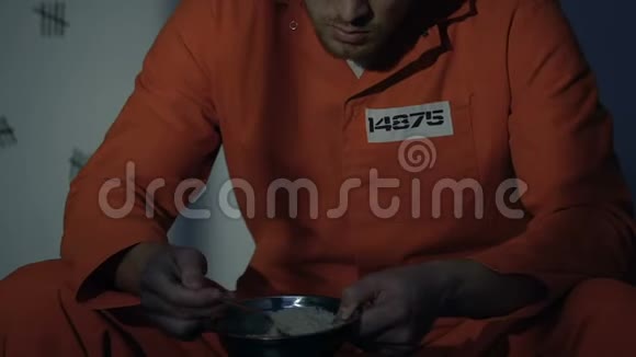 高加索囚犯厌恶食物恶劣的监狱条件视频的预览图