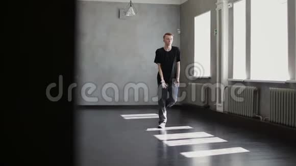 舞者在黑暗的建筑里跳舞当代的嘻哈文化视频的预览图