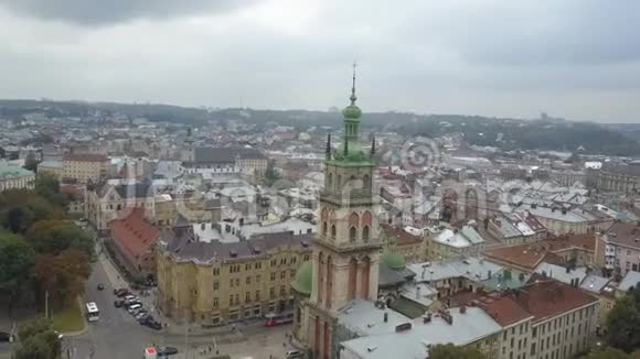 假设利沃夫大教堂顶部的无人机乌克兰历史悠久的城市中心从上至下视频的预览图