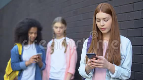 利用智能手机让女学生阅读令人尴尬的新闻社交网络视频的预览图