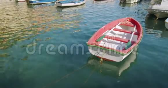 红船停泊在海港小渔船意大利视频的预览图