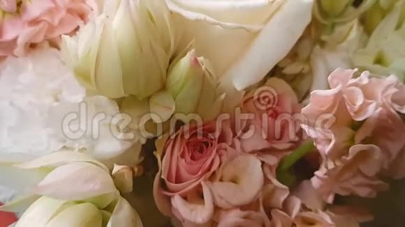 粉红色绣球花和布什玫瑰白色大玫瑰在美丽精致的新娘花束照相机慢慢地移动视频的预览图
