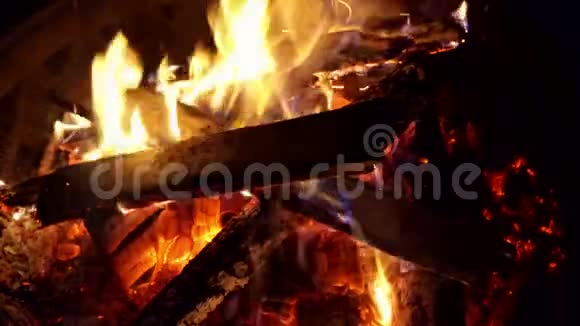 夏天铁锹搅动篝火的炭火视频的预览图