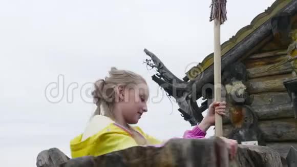 快乐少年女孩骑在游乐园的吸引力夏天公园旋转木马上的小女孩活跃的夏季视频的预览图