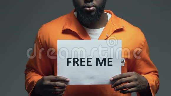 把我的话放在美国黑人囚犯手中的纸板上要求大赦视频的预览图