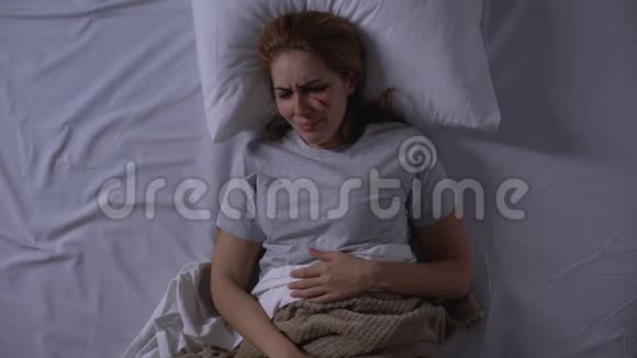 孤独受伤的女人在床上哭泣失去配偶悲伤的回忆抑郁视频的预览图