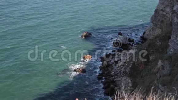 巨大的海滨悬崖海浪拍打海岸线俯视风景视频的预览图