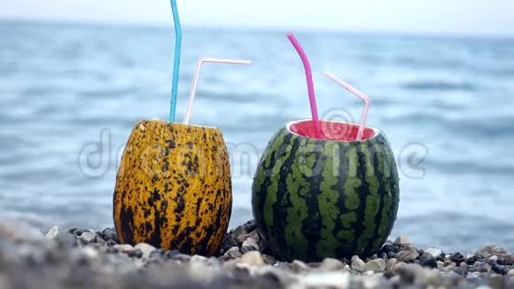 两个女人的手从大理石沙滩上拿着新鲜的夏日西瓜鸡尾酒视频的预览图