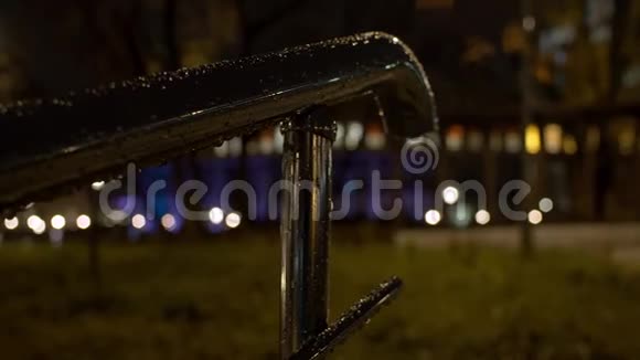 金属栏杆上的雨滴秋天的公园视频的预览图