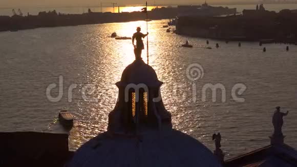 圣乔乔马吉奥尔旧大教堂的穹顶映衬着夕阳威尼斯视频的预览图