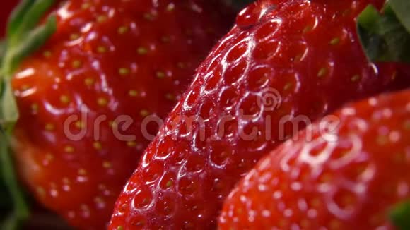 红色的草莓水面流淌视频的预览图