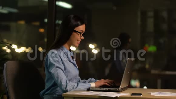年轻女子用笔记本电脑完成工作离开办公室休息时间结束一天视频的预览图