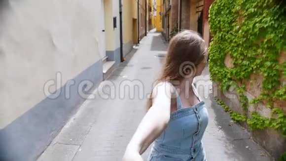一个年轻的女人跟着她的男朋友走过意大利的一条街环顾四周视频的预览图