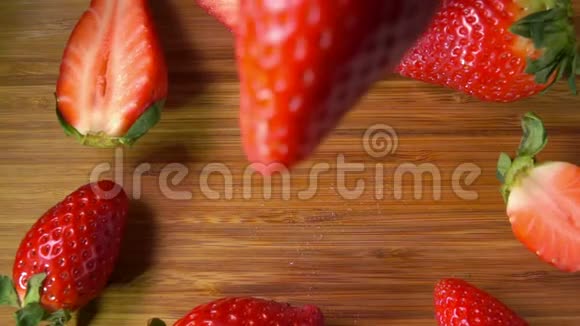 多汁的红色草莓落在木头表面视频的预览图