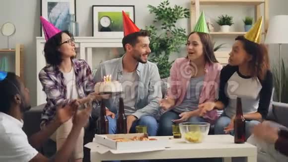 庆祝生日的朋友在蛋糕上吹蜡烛喝酒玩得开心视频的预览图