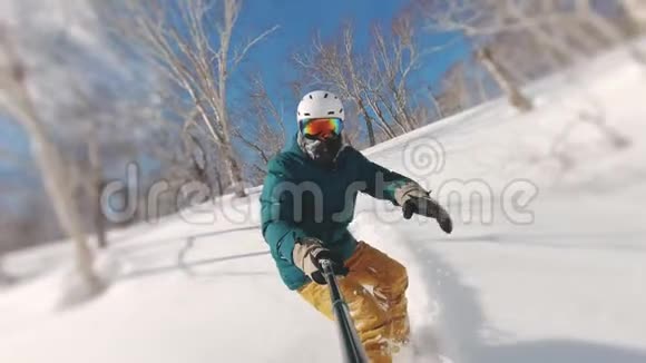 滑雪坡上滑雪者的雪尘云自由极限运动的概念从堪察加下降视频的预览图