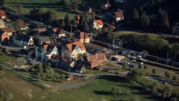从空中俯瞰欧洲小镇火车在铁路上行驶萨克森瑞士国家公园视频的预览图