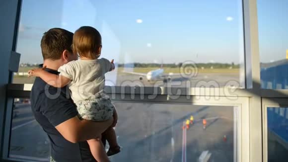 父亲抱着他的婴儿飞机背景视频的预览图