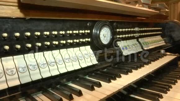 旧教堂风琴的键盘视频的预览图