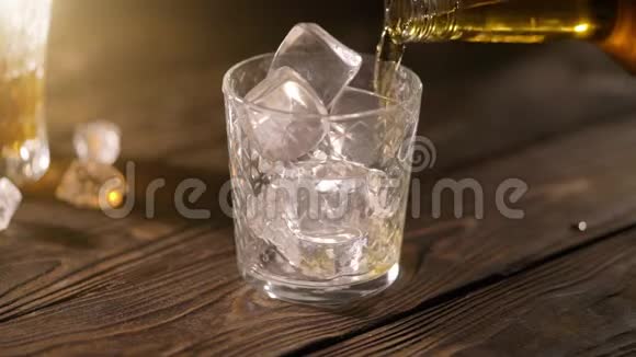 酒吧老板把威士忌倒在杯子里放在木桌上视频的预览图