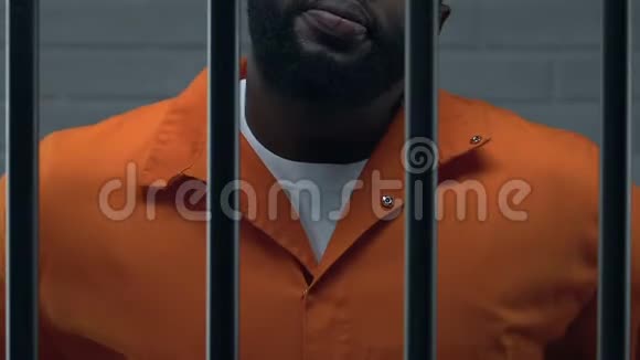 自信的非裔美国黑手党头目在监狱里罪犯视频的预览图