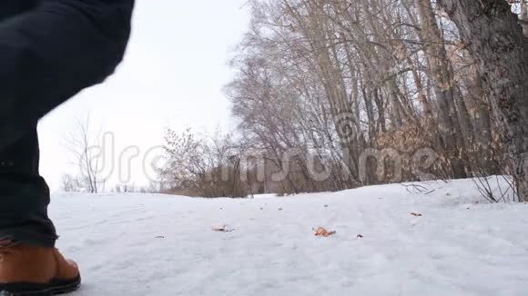 冬天穿着浅棕色鞋子的人在公园里散步视频的预览图
