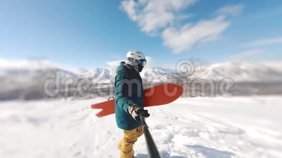 滑雪板在粉末日行走拿着木板拍摄在戈普罗英雄8黑框架拍摄在一个自由之旅视频的预览图
