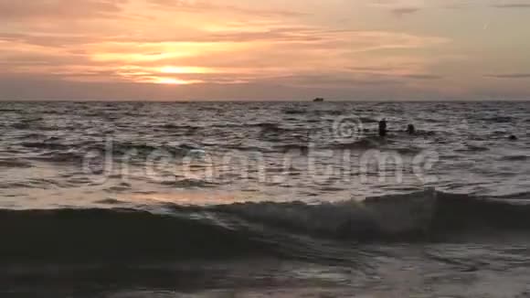 日落时海滩波浪视频的预览图