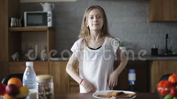 漂亮的女学生长发在厨房跳舞视频的预览图